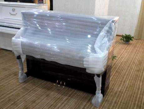 鋼琴的價值不僅在于它的價格，還在于它能發(fā)出動人心弦的樂章，試問，你只是因為搬了一次家，你的鋼琴卻再也不能發(fā)出以前那完美的音符，原因只是搬運過程中姿勢沒有擺對造成內(nèi)部零件震動，影響了音準，你難道不會覺得內(nèi)心幾乎是崩潰的嗎？ 雖然現(xiàn)在許多鋼琴下面安裝有輪子，但是在搬運時還需要幾個人將其抬起來再推動。