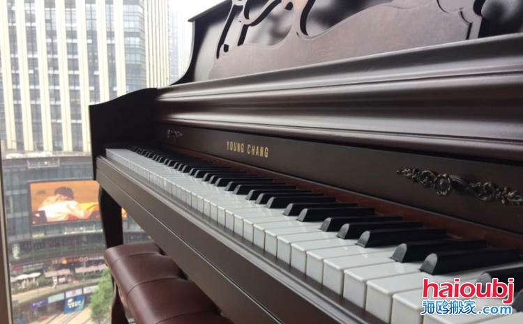 昆明的很多同學(xué)、學(xué)生、鋼琴老師、學(xué)校、鋼琴培訓(xùn)機(jī)構(gòu)等都會擁有自己的樂器鋼琴，在這期間就存在一個很大的問題。首先鋼琴體積比較大，重量不是一兩個人所能即的，往往都需要三五個壯男才能擺平。有的人會在網(wǎng)絡(luò)上咨詢昆明專業(yè)搬鋼琴電話、鋼琴搬遷，鋼琴搬運(yùn)費等。.jpg