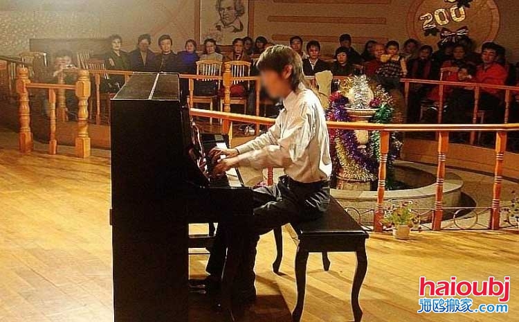 不少人都會在網(wǎng)上搜索這樣的相關(guān)詞語來找到自己滿意的鋼琴搬運公司，他們都希望能夠很好的將自己的心愛之物搬運到自己優(yōu)雅的環(huán)境中，為愛彈奏一曲美妙的旋律，通過自己的鋼琴表達內(nèi)心的喜怒哀樂，鋼琴家們都是生活中的語言家，美妙的旋律在歷史長河中終將成為藝術(shù)品。.jpg